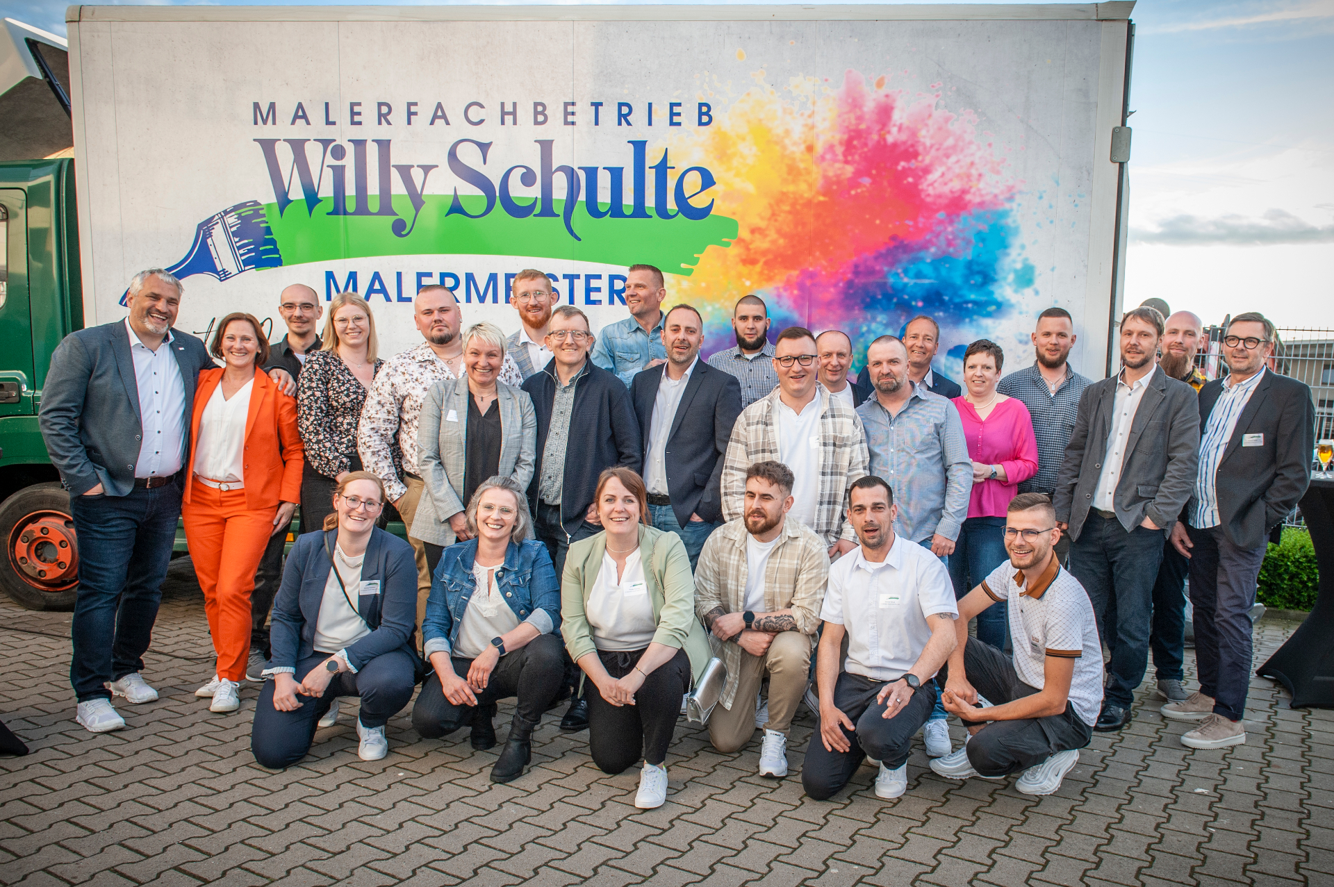 Das Team von Willy Schulte vor dem Firmen-LKW